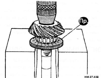 Нанесите трансмиссионное масло на внутреннюю обойму переднего подшипника ведущей шестерни и на…