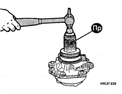 Пользуясь оправкой (Пр), установите сальник на втулку ведущей шестерни.