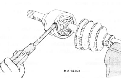 С помощью отвертки с плоским жалом снимите стопорное кольцо и вытащите корпус внутреннего шарнире.