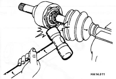 Внимание: Если шарнир будет заменяться на новый, сбейте его молотком, зажав вал в тиски с губками…
