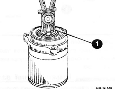 Снимите стопорное кольцо (1).