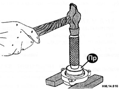 Отделите опорный подшипник от кронштейна с помощью приспособления (Пр).