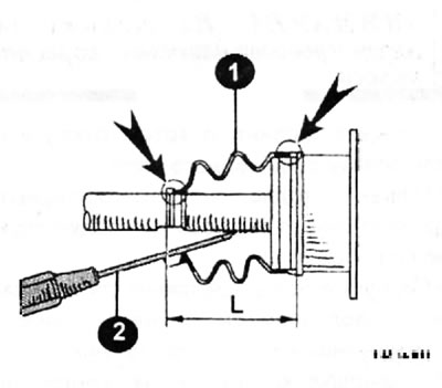 Надежно установите чехол в канавки, обозначенные стрелками на рисунке.