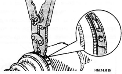 Надежно закрепите оба конца чехла хомутами, для чего воспользуйтесь специальными клещами.