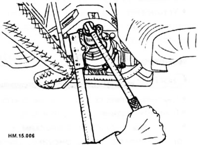 Ослабьте и снимите большую гайку в центре фланца ведущей шестерни. Рекомендуется использовать для…