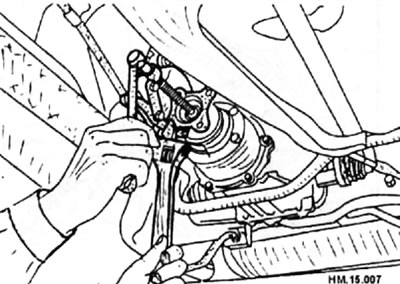 При помощи съемника снимите фланец с картера.