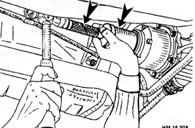 Подготовьте новый сальник, смазав его кромку и смазав небольшую пружину, что бы удерживать его на…