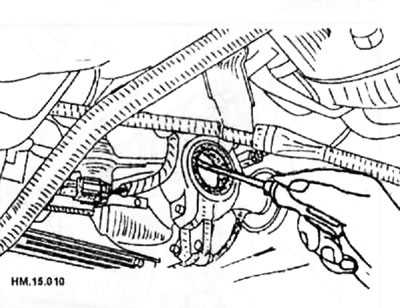 Пользуясь отверткой с плоским жалом так, как показано на рисунке, снимите боковой сальник.