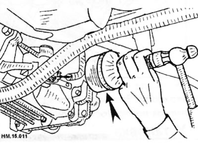 С помощью оправки (стрелка) запрессуйте новый сальник так, чтобы его поверхность находилась на…