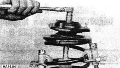 Не удаляйте окончательно гайку штока.