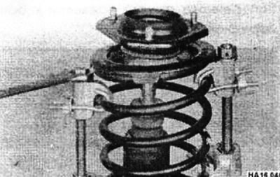 Сжимайте пружину с помощью специального приспособления, пока резиновый элемент верхней опоры не…