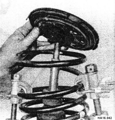 Внимание: При снятии деталей с амортизационной стойки убедитесь, что шток поршня не повреждается.