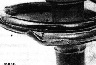 Направляйте сторону пружины с трубкой вниз. Совместите нижний конец пружины с выемкой в резиновой…