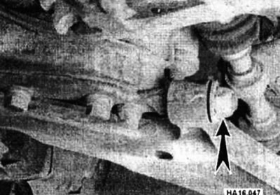 Открутите болт крепления (стрелка) поперечного рычага подвески к балке передней подвески.