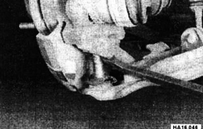 Отсоедините поперечный рычаг от поворотного кулака.