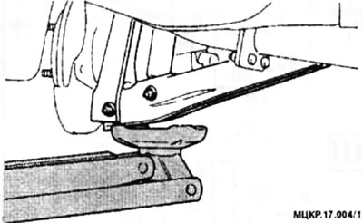 Установите домкрат под нижнюю переднюю тягу.