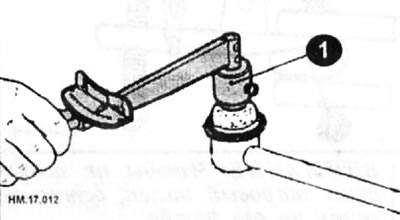 Проверьте момент вращения пальца шарового шарнира стойки стабилизатора: