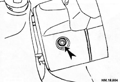 Отверните при помощи головки TORX болты крепления модуля подушки безопасности (стрелка),…