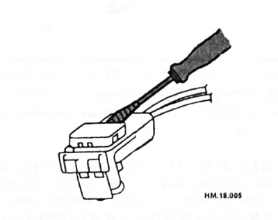 Приподнимите модуль подушки безопасности и отсоедините электрический штекер. Для этого вставьте…