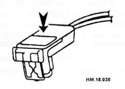Для подсоединения электрического штекера подушки безопасности прижмите фиксатор (стрелка).