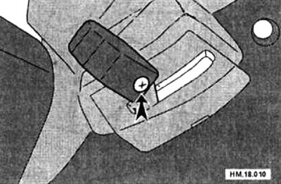 Открутите винт крепления (стрелка) ручки рычага управления наклоном рулевой колонки, а затем…