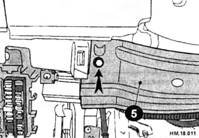 Открутите болты крепления (стрелка) защитной панели (5), а затем снимите защитную панель с…