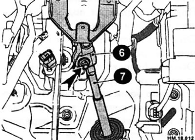 Открутите контргайку и снимите болт (стрелка), а затем отделите вал рулевой колонки (7) от верхнего…