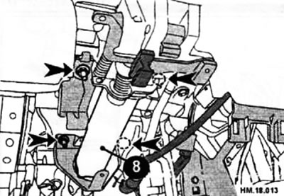 Открутите гайки крепления от поперечной балки рулевого механизма (стрелки) и снимите рулевую…