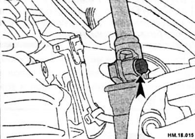 Поднимите автомобиль, открутите болт на нижнем конце вала рулевой колонки (стрелка), снимите вал с…