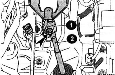 Установите подходящую емкость под соединениями гидравлических трубок на рулевом механизме, затем…