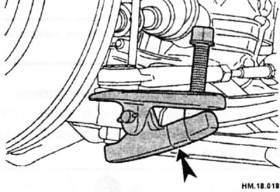 Снимите шплинт с поворотного кулака а затем ослабьте гайку крепления.