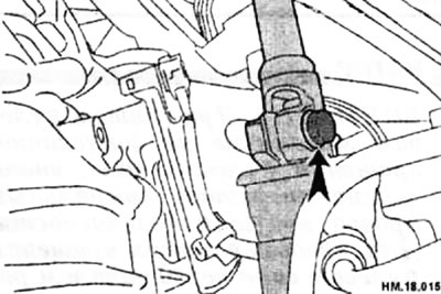 Открутите болт крепления (стрелки) на нижнем конце вала рулевой колонки и снимите вал с рулевого…