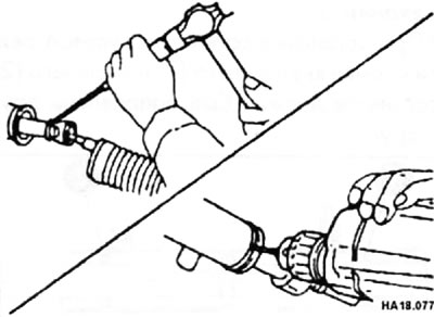 Внимание: При снятии чехлов будьте осторожны, чтобы не повредить внутренние рулевые тяги и корпус…