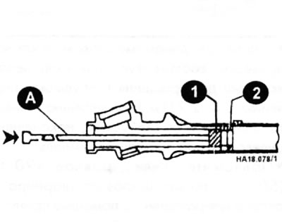 С помощью фена для сушки волос нагрейте тефлоновое кольцо рулевой рейки примерно до 40°C, а затем…