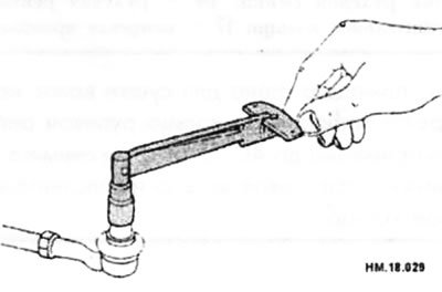 Подсоедините динамометр (пружинные весы) в отверстие для шплинта на пальце шарового шарнира и…