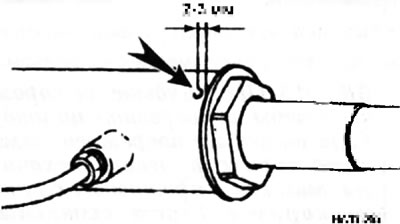 Внимание: Не повредите поверхности рулевой рейки. Если она повреждена, могут появиться утечки…