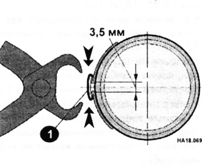 Надежно закрепите новый хомут большего размера (1) с помощью клещей, предварительно нанесите на…