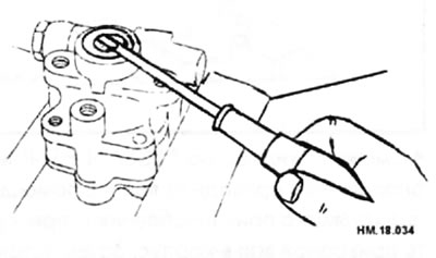 С помощью отвертки извлеките сальник из корпуса.
