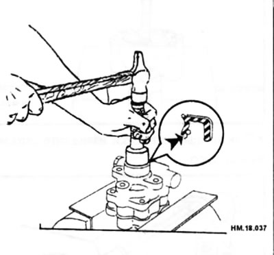Смажьте жидкостью NISSAN PSF-II или аналогичной кромки нового сальника и окружность сальника.…