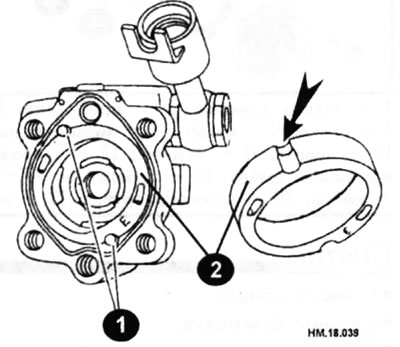 Установите стопорные штифты (1) в отверстия для штифтов в задней крышке насоса и установите…