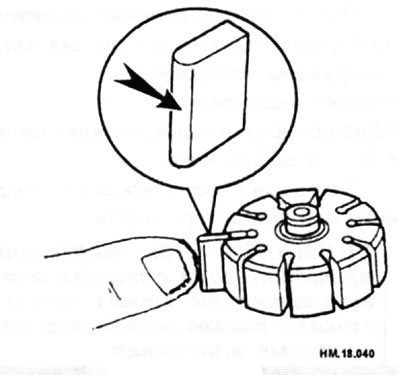 Установите лопасти на ротор так, чтобы дуговая часть лопасти (стрелка) соприкасалась с кулачковой…