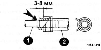 При соединении трубки (1) и шланга (2) необходимо убедиться, что шланг (2) соприкасается с выступом…