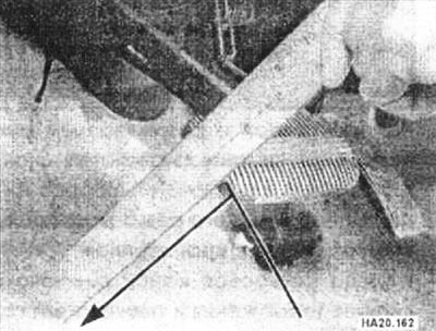 Проверьте свободную высоту педали над панелью пола. Она должна составлять 1 99,5-209,5 мм.