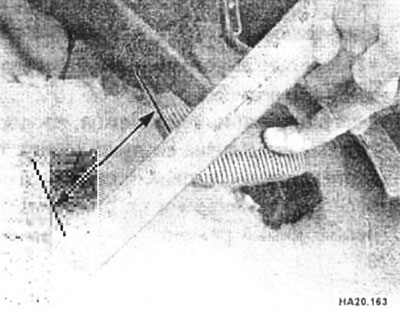 Проверьте высоту нажатой педали при усилии 50 кг и работающем двигателе. Она должна составлять не…