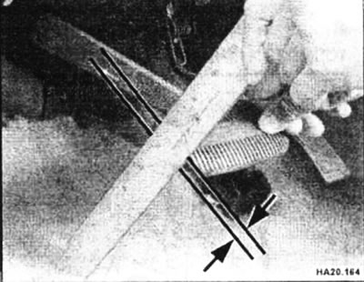 Измерьте люфт педали. Он должен составлять 3-11 мм.