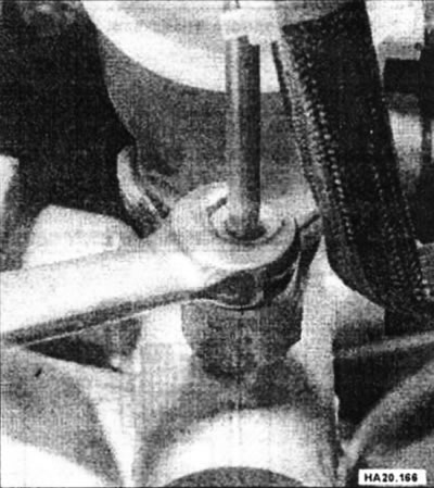 С помощью специального ключа с разрезом для накидных гаек отсоедините тормозные трубки от главного…