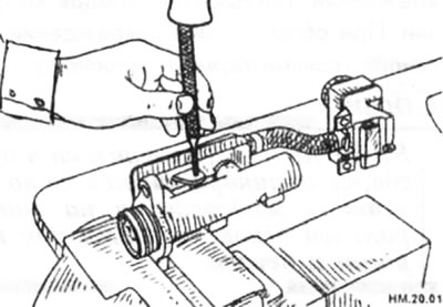 С помощью пробойника (диаметром около 4 мм) выбейте штифт крепления бачка.