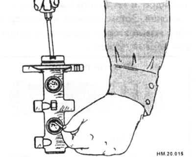 Осторожно вытащите первый поршень наружу, стараясь не повредить внутренние стенки цилиндра.