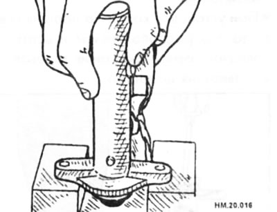 Постучите фланцем главного тормозного цилиндра по деревянному бруску и осторожно вытащите второй…