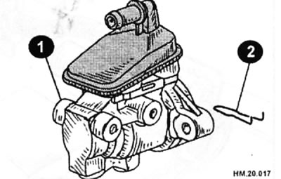 Снимите с корпуса главного тормозного цилиндра (1) бачок для тормозной жидкости и втулки.